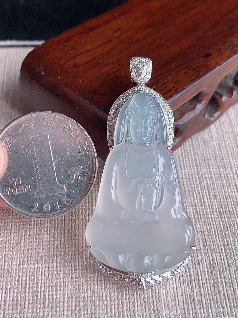 天然A货翡翠18K金伴钻镶嵌白冰白月光观音吊坠 
尺寸52.6-39.3-24-8.8mm 重量8.36g 0417