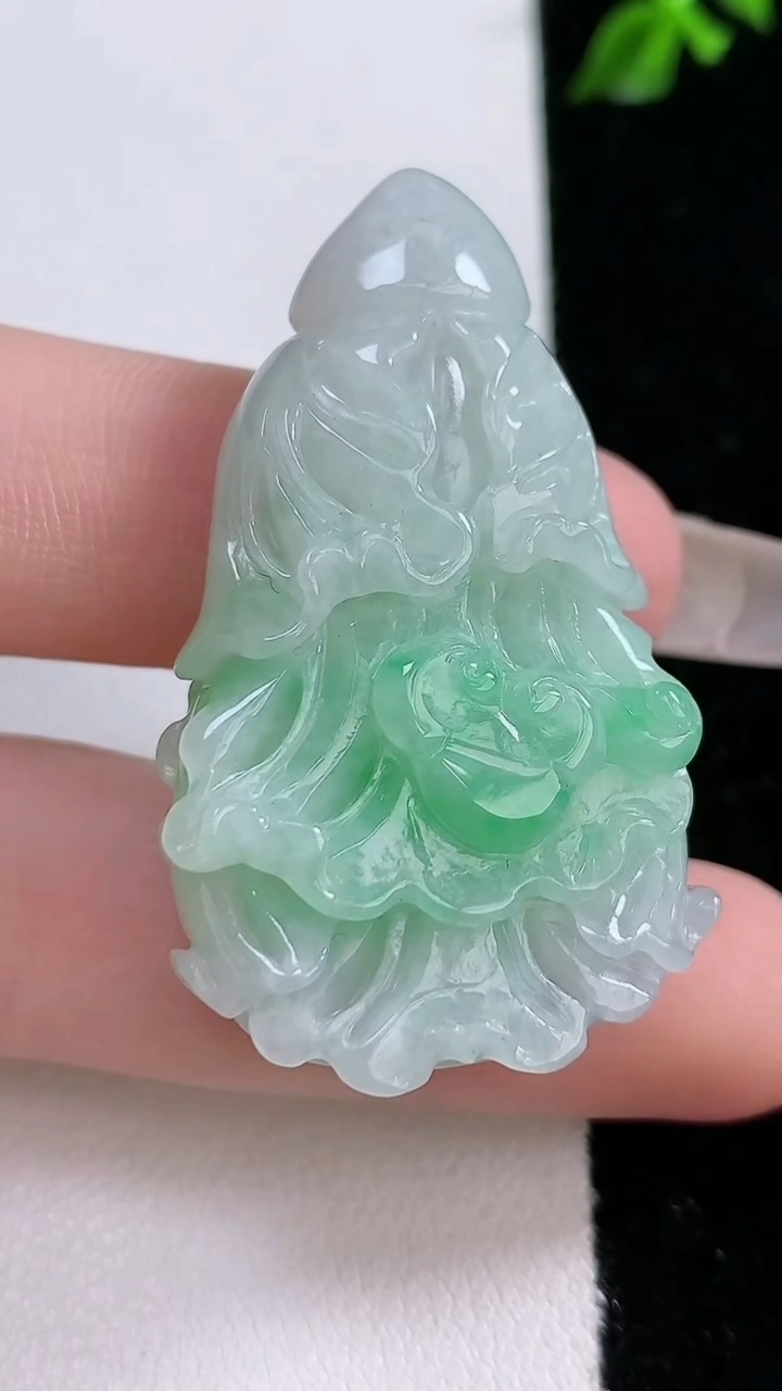 天然A货翡翠白菜吊坠，尺寸43.5-25.7-13.3，重:20.97g
4月18日