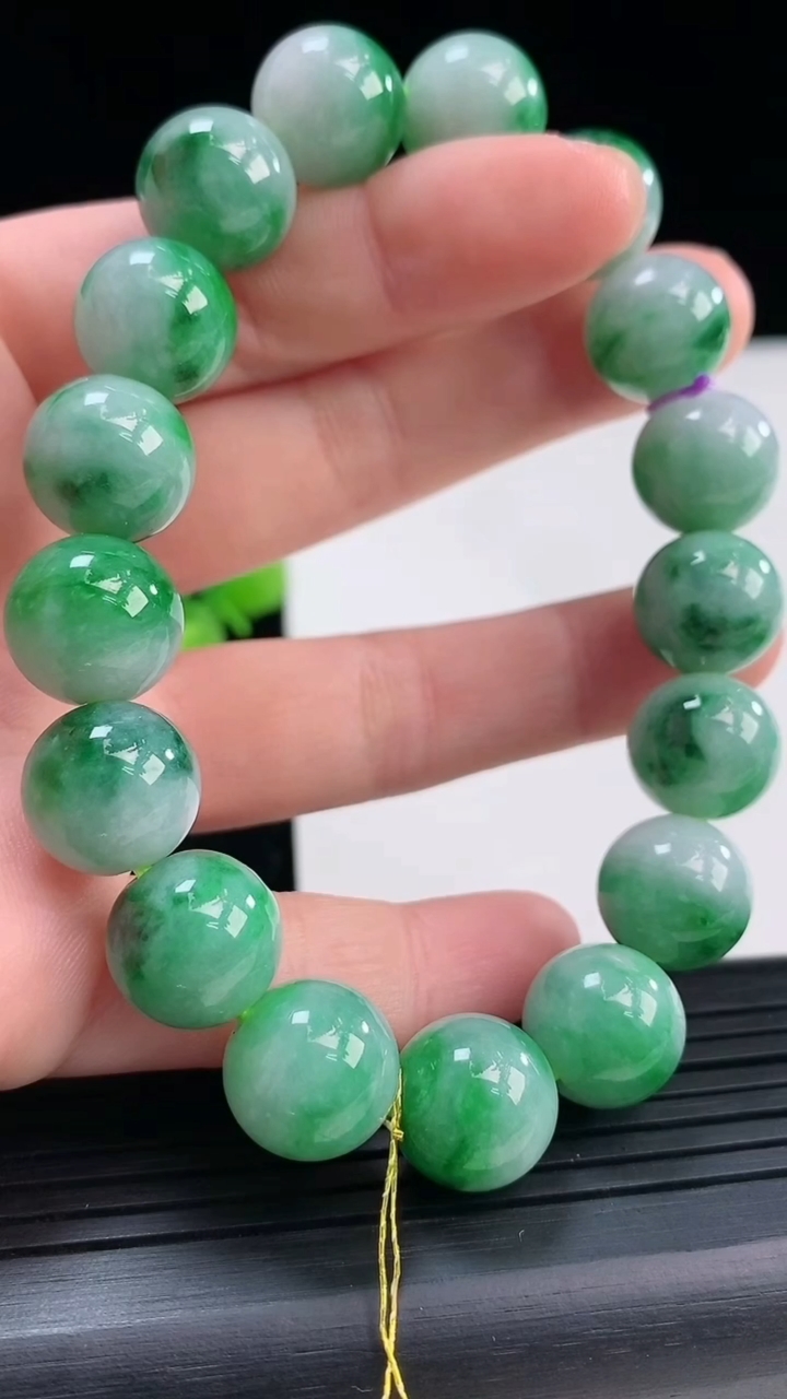 天然A货翡翠圆珠手串尺寸12.1-17颗重量:53.55g4月19日
工厂直销收藏佳品,种好水足，色
