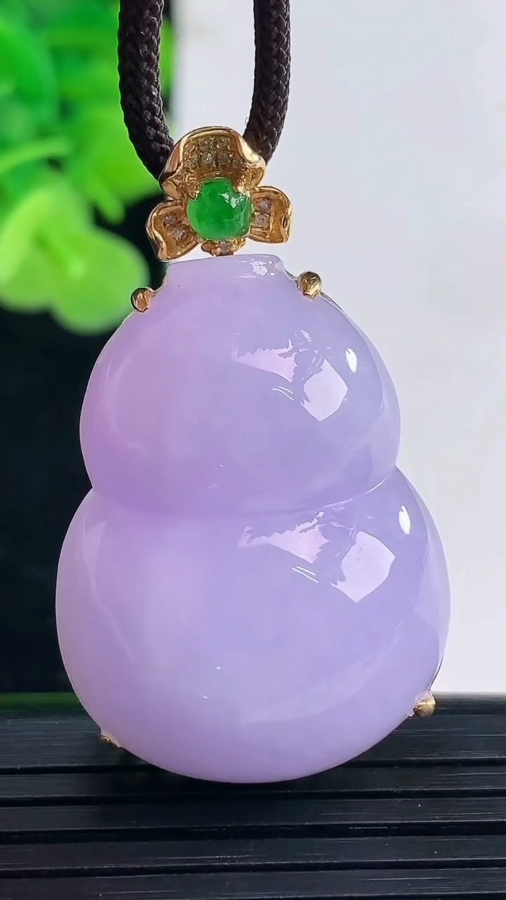 天然A货翡翠18K金紫罗兰葫芦吊坠尺寸38.6-23.8-13重量:16.39g
4月19日