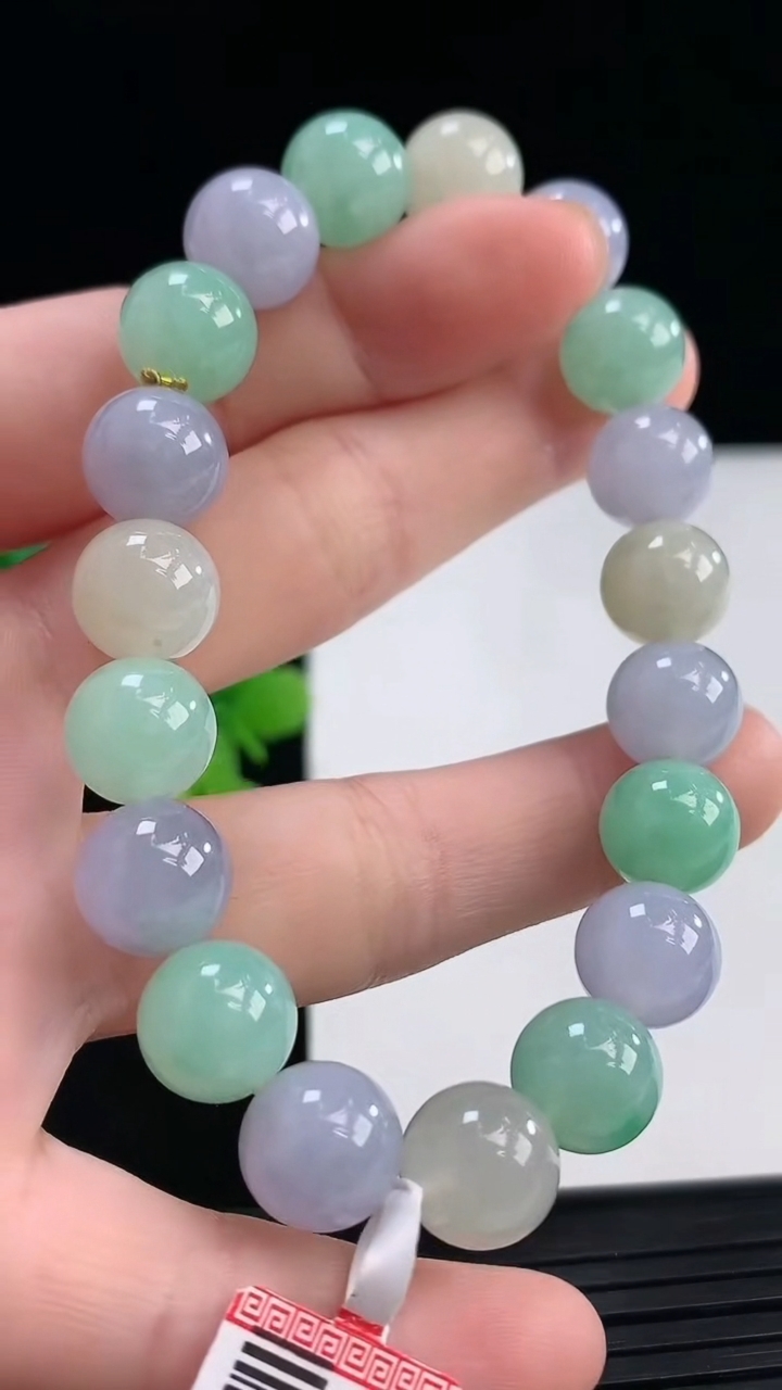 天然A货翡翠三彩圆珠手串尺寸9.9-19颗重量:33.29g4月19日
工厂直销收藏佳品,种好水足，色泽均匀，有种有色，上手高大气！