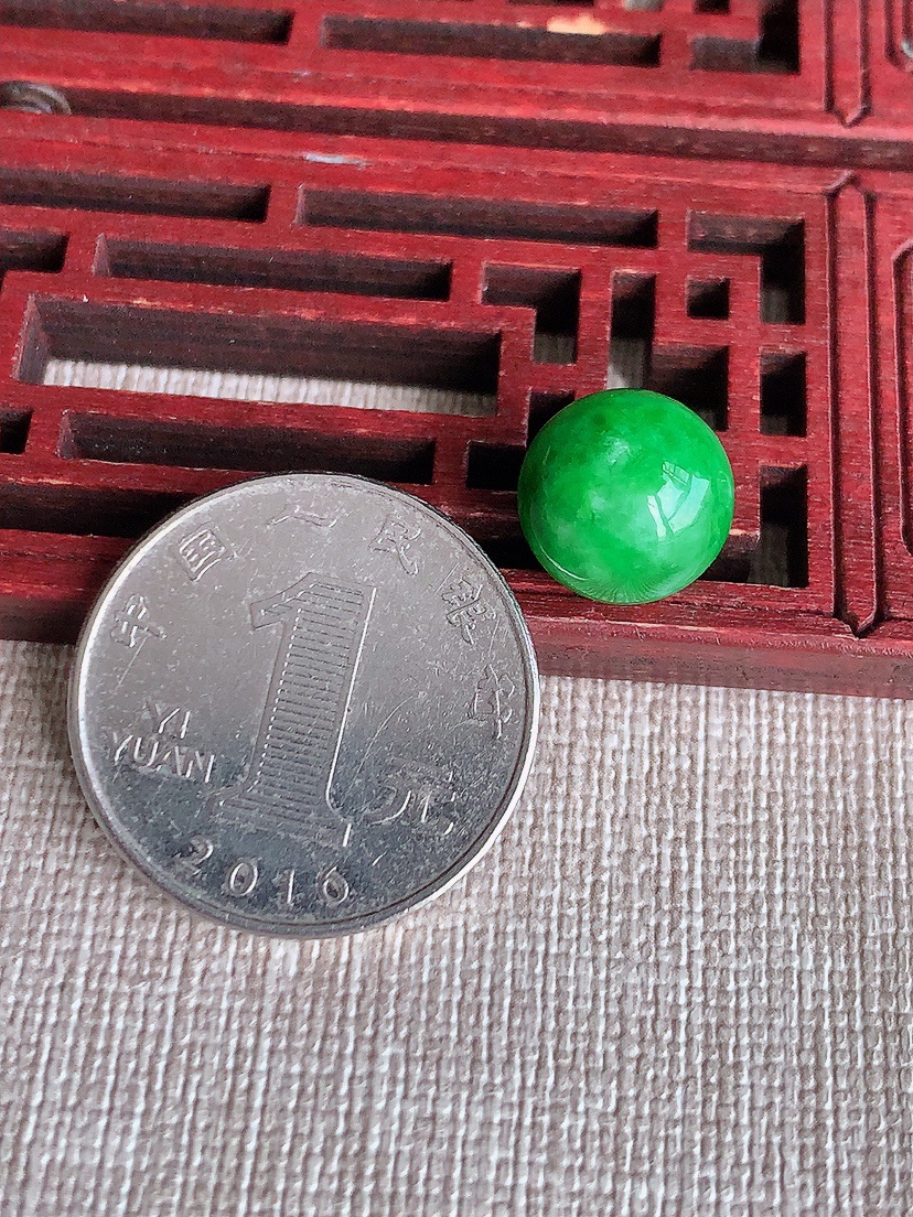 天然A货翡翠满绿阳绿圆珠转运珠吊坠  
尺寸11.3mm 重量2.58g 0418