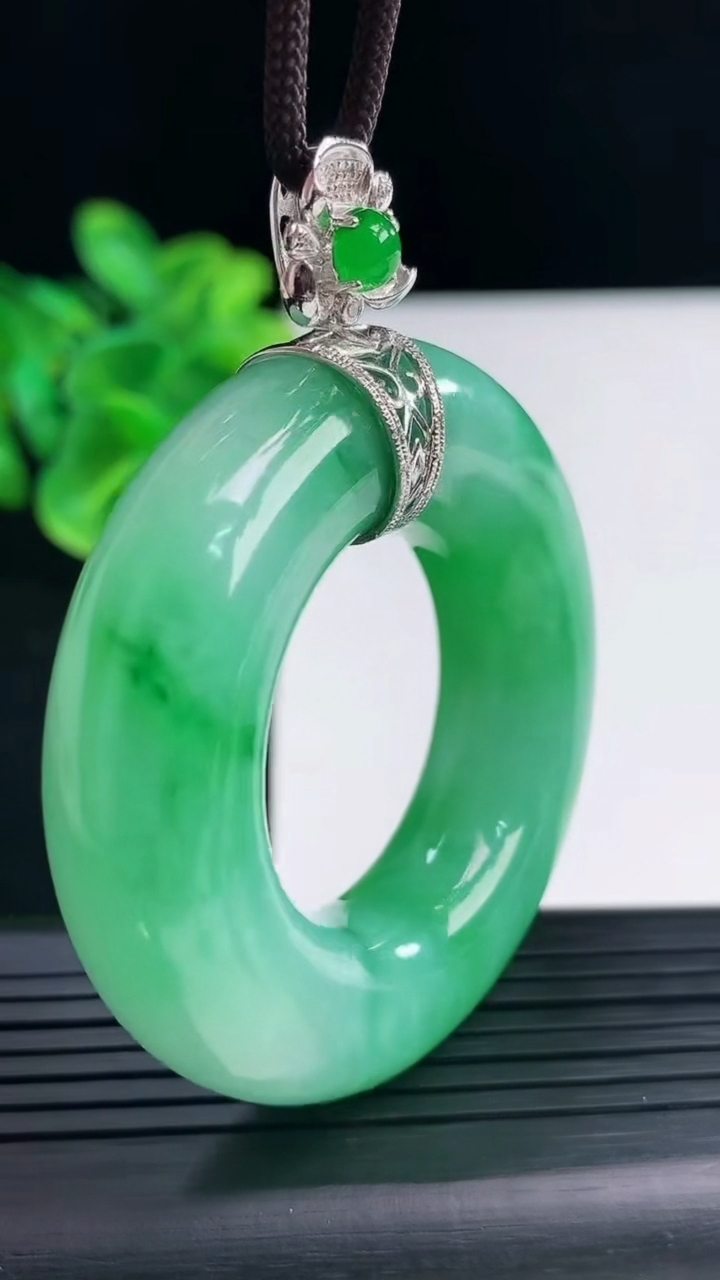 天然A货翡翠平安环吊坠尺寸54-12.2重量:59.40g
4月19日