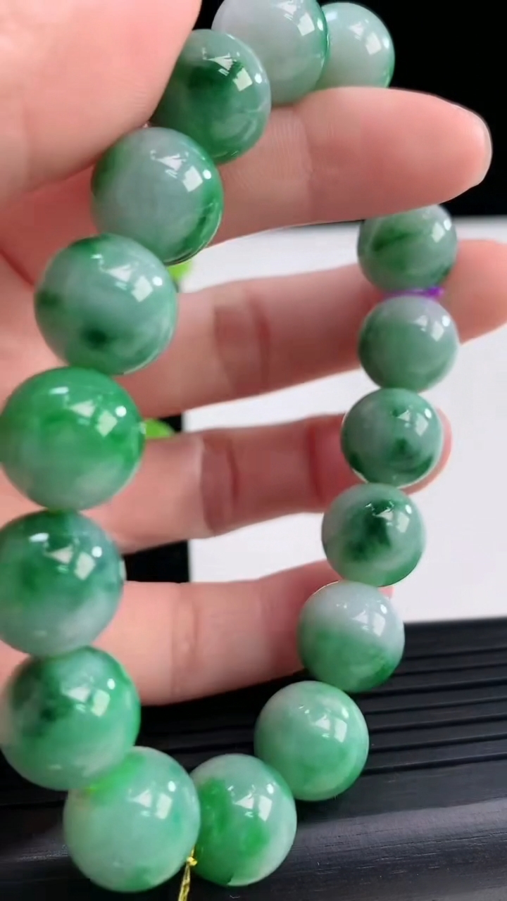 天然A货翡翠圆珠手串尺寸12.1-17颗重量:53.55g4月19日
工厂直销收藏佳品,种好水足，色泽均匀，有种有色，上手高大气！