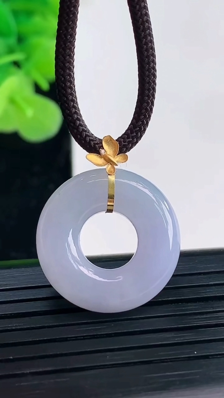 天然A货翡翠18K金紫罗兰平安环吊坠尺寸20.2-5.5重量:4.27g
4月19日