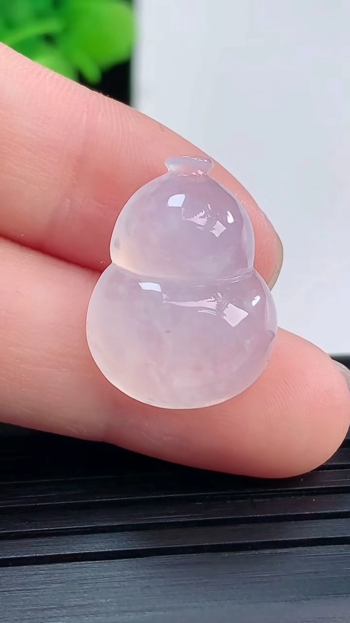 天然A货翡翠葫芦镶嵌件尺寸20-15.2-6.1重量:3.24g
4月19日