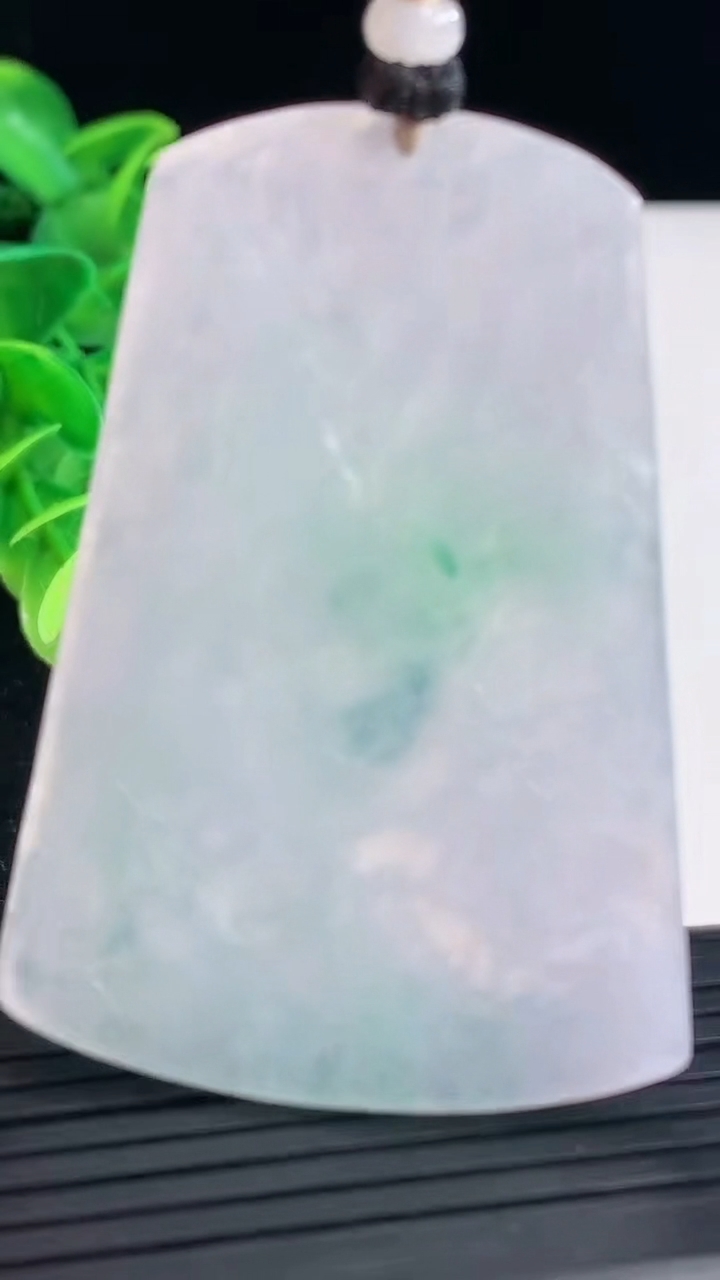 天然A货翡翠山水牌吊坠尺寸57.6-40.6-5.2重量:29.03g
4月19日