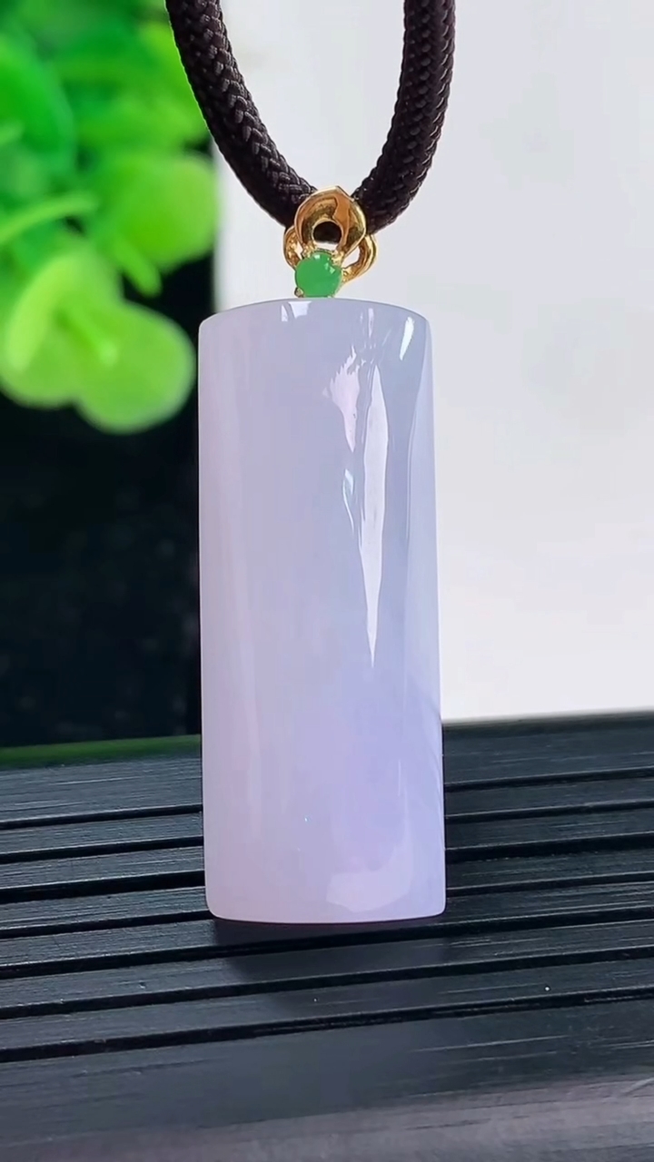 天然A货翡翠18K金紫罗兰无事牌吊坠尺寸31.4-12.2-9.5重量:9.70g
4月19日