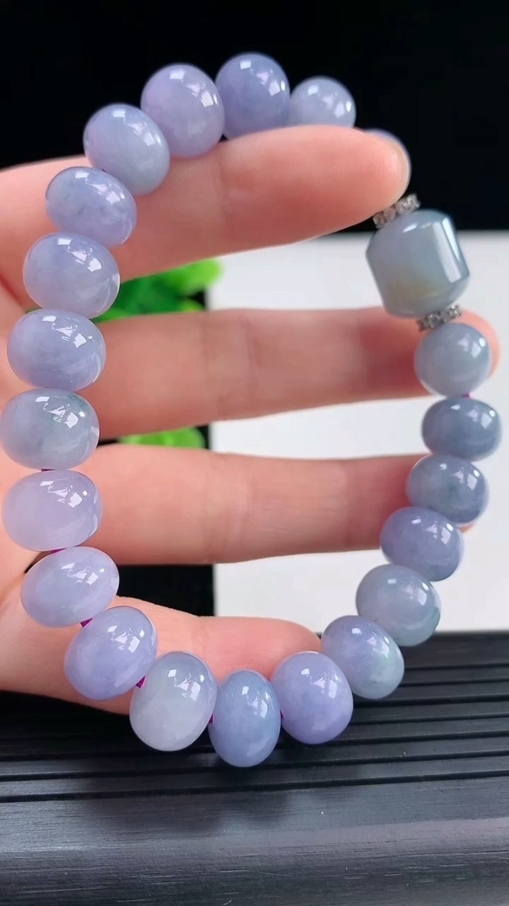 天然A货翡翠紫罗兰算盘珠手串尺寸9.9-8.1-21颗重量:41.00g4月19日
工厂直销收藏佳品