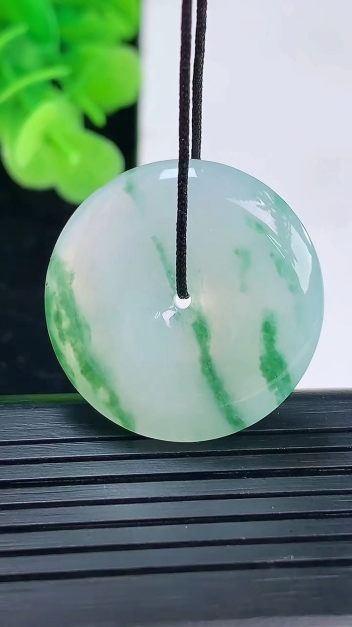 天然A货翡翠冰种飘花平安扣吊坠尺寸25.9-5.8重量:7.94g
4月19日