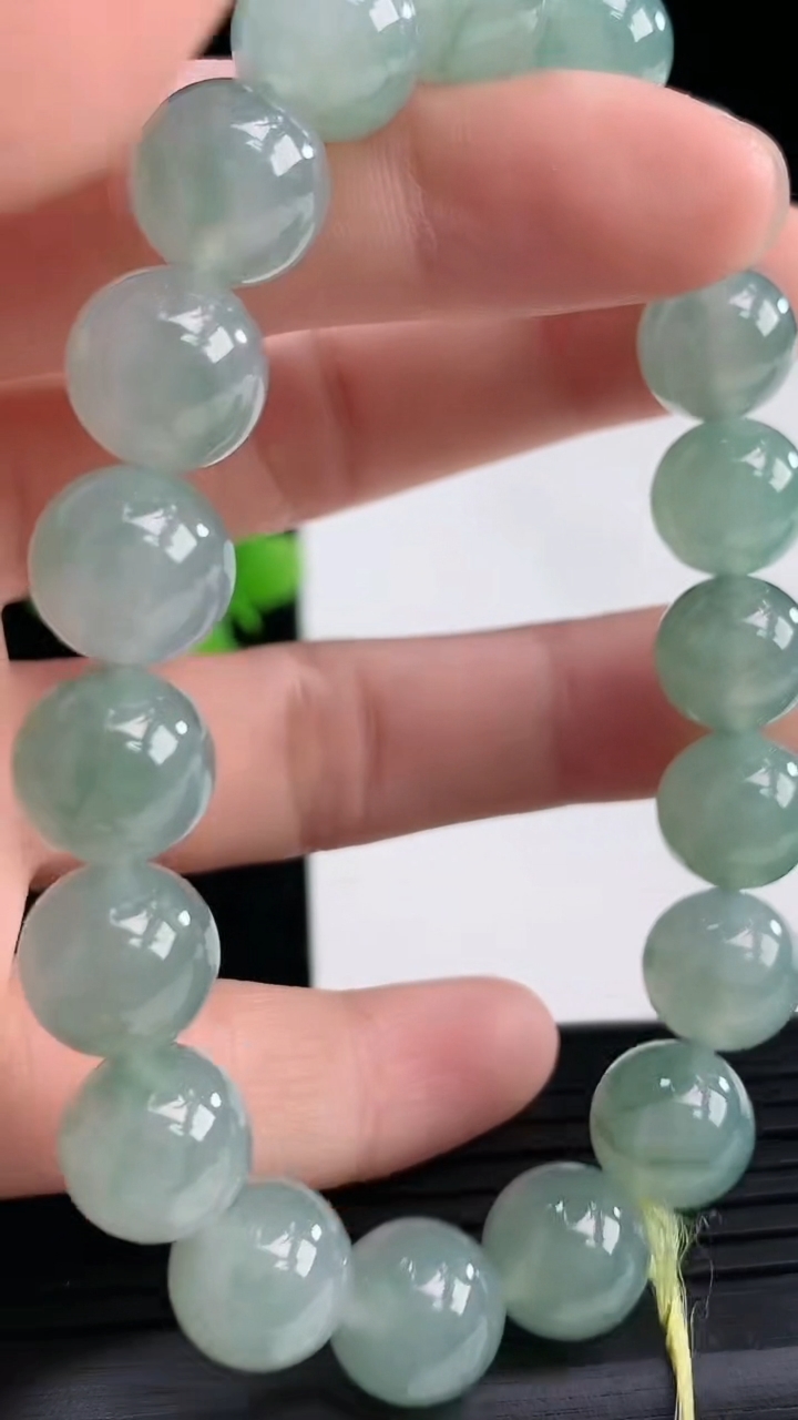 天然A货翡翠飘花圆珠手串尺寸10.1-19颗重量:34.51g4月19日
工厂直销收藏佳品,种好水足，色泽均匀，有种有色，上手高大气！