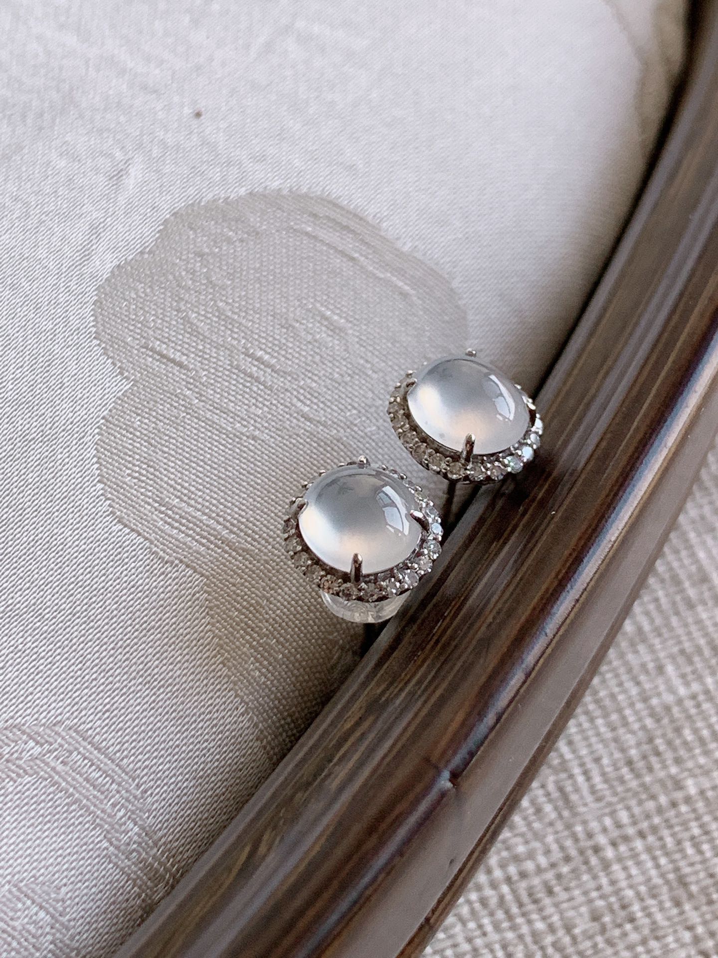 天然A货翡翠18K金伴钻镶嵌白冰白月光蛋面耳钉 
尺寸6.5-5.7mm 重量1.28g 0418