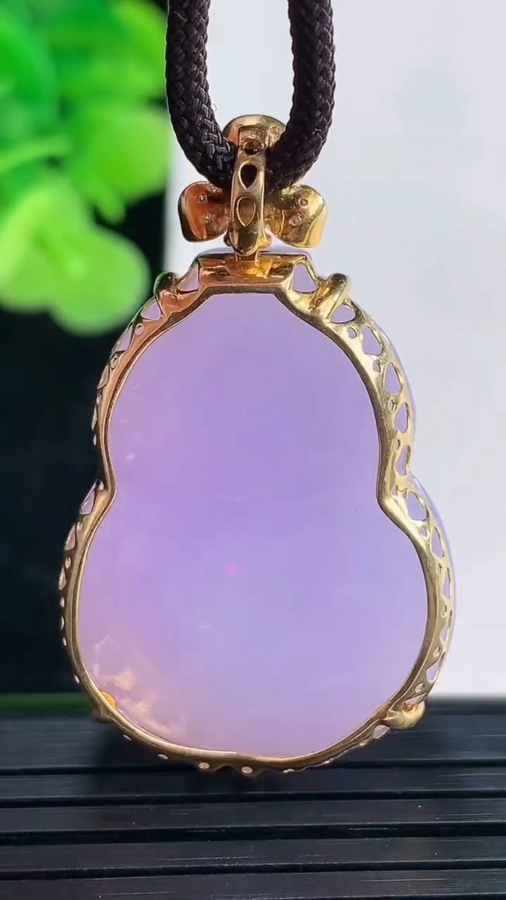 天然A货翡翠18K金紫罗兰葫芦吊坠尺寸38.6-23.8-13重量:16.39g
4月19日