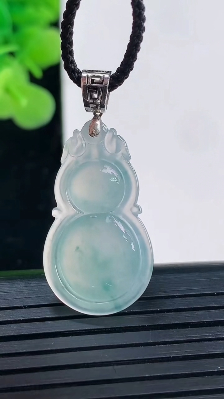 天然A货翡翠种飘花葫芦吊坠尺寸27.2-15.3-6.3重量:4.02g
4月19日