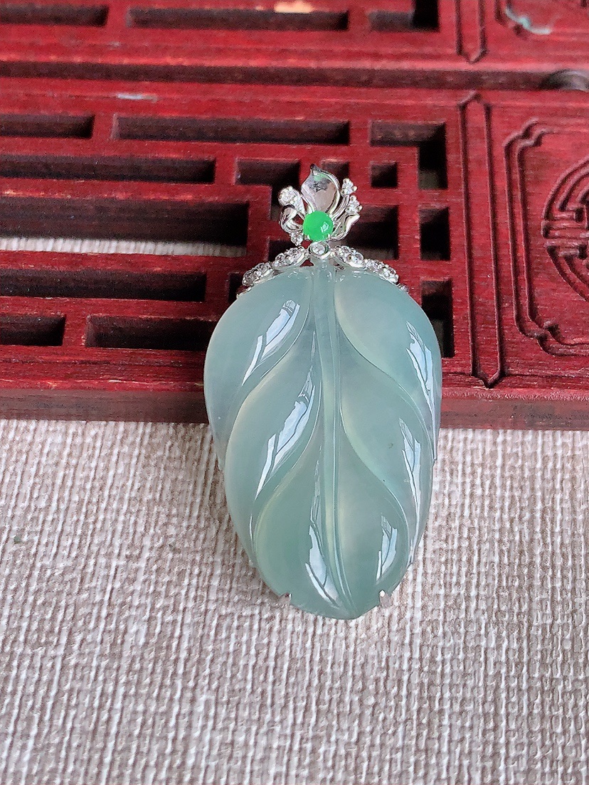 天然A货翡翠18K金伴钻镶嵌晴水叶子金枝玉叶吊坠 
尺寸36-27.3-18.6-5.8mm 重量4