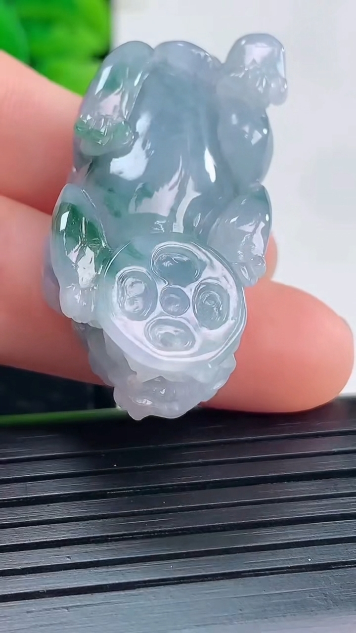 天然A货翡翠紫罗兰飘花貔貅吊坠尺寸36.9-19.2-13.5重量:18.73g
4月19日