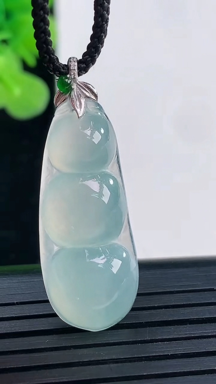 天然A货翡翠福豆吊坠尺寸31.1-12.7-5.2重量:3.48g
4月19日