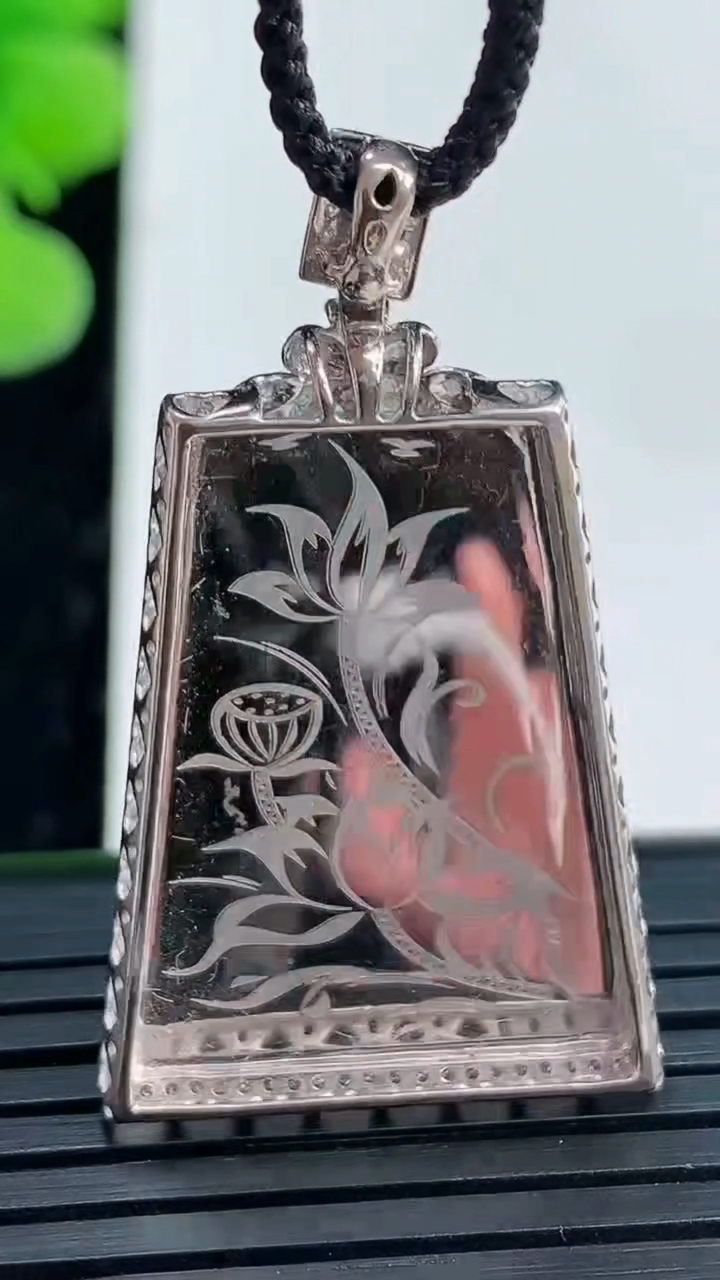 天然A货翡翠无事牌吊坠尺寸38.1-22.4-7裸石26-19.2重量:6.63g
4月19日