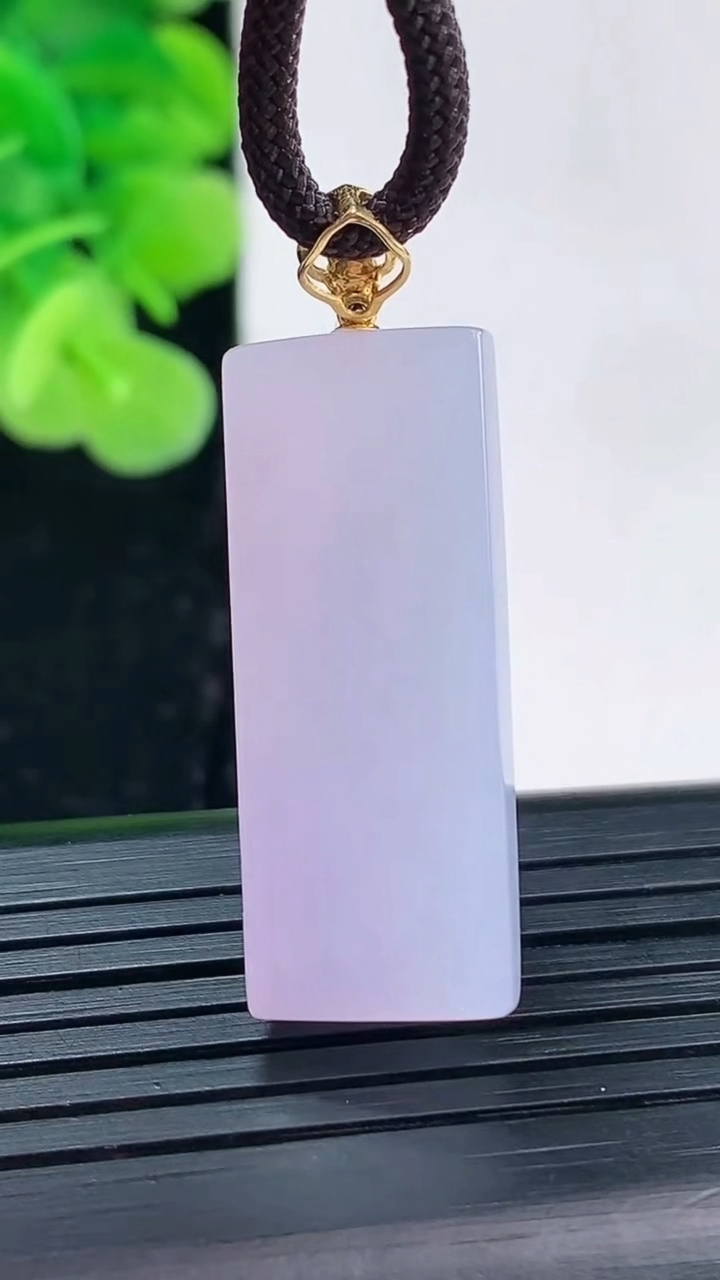 天然A货翡翠18K金紫罗兰无事牌吊坠尺寸31.4-12.2-9.5重量:9.70g
4月19日