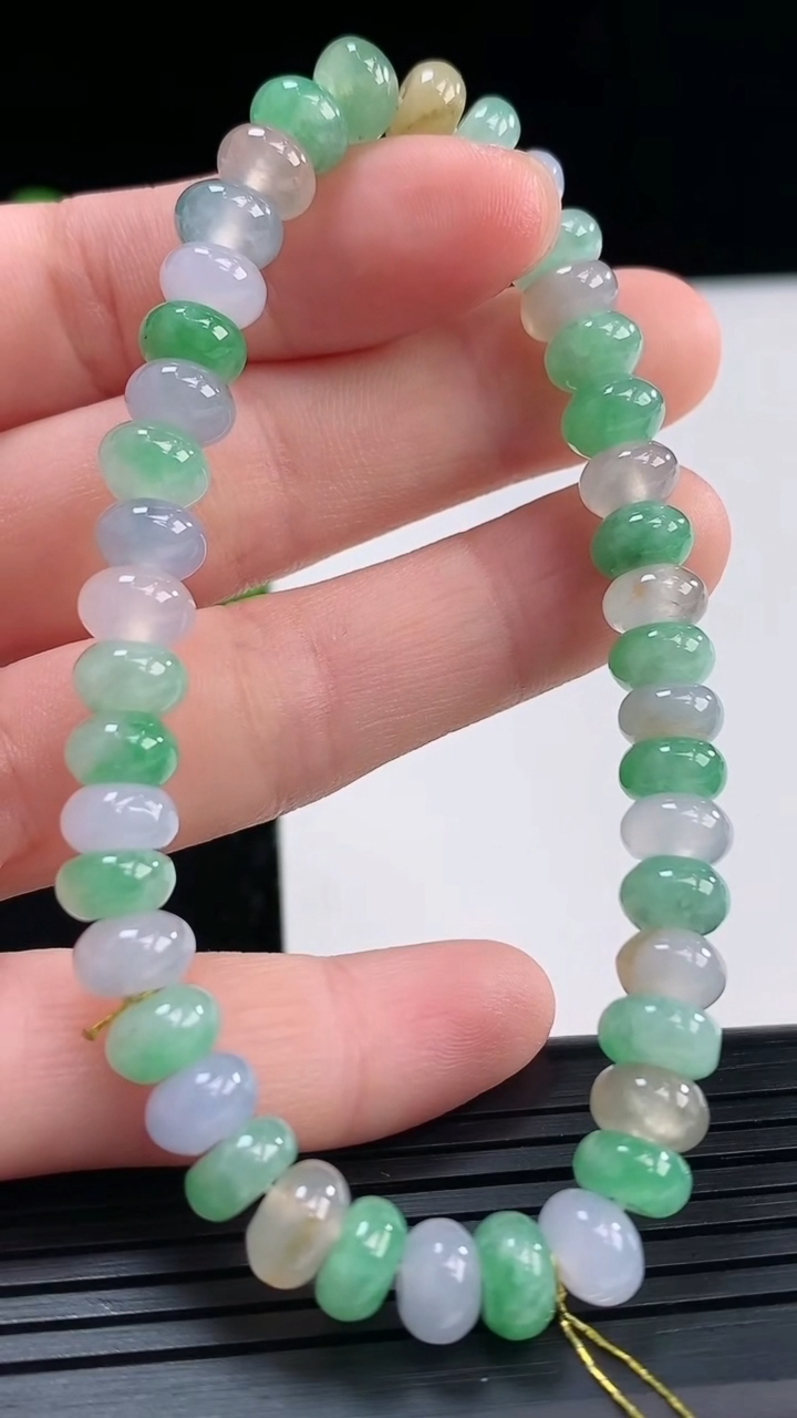 天然A货翡翠三彩算盘珠手串尺寸6.7-4.4-42颗重量:18.68g4月19日
工厂直销收藏佳品,种好水足，色泽均匀，有种有色，上手高大气！