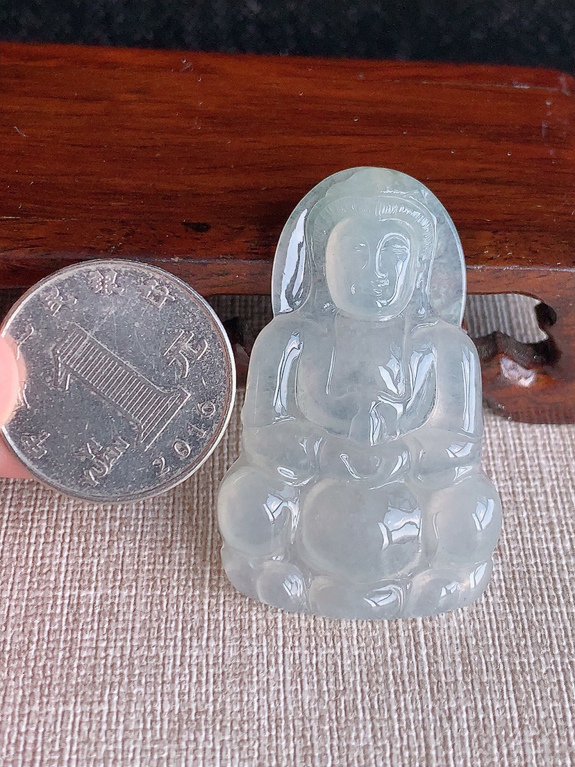 天然A货翡翠晴水正装观音吊坠 
尺寸46.8-29.5-5.3mm 重量12.89g 0418