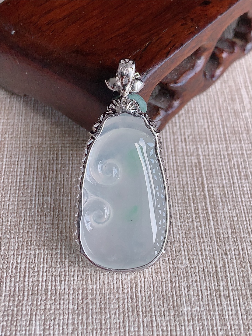 天然A货翡翠18K金伴钻镶嵌飘绿如意吊坠 
尺寸41.2-32-18.6-6mm 重量7.63g 0