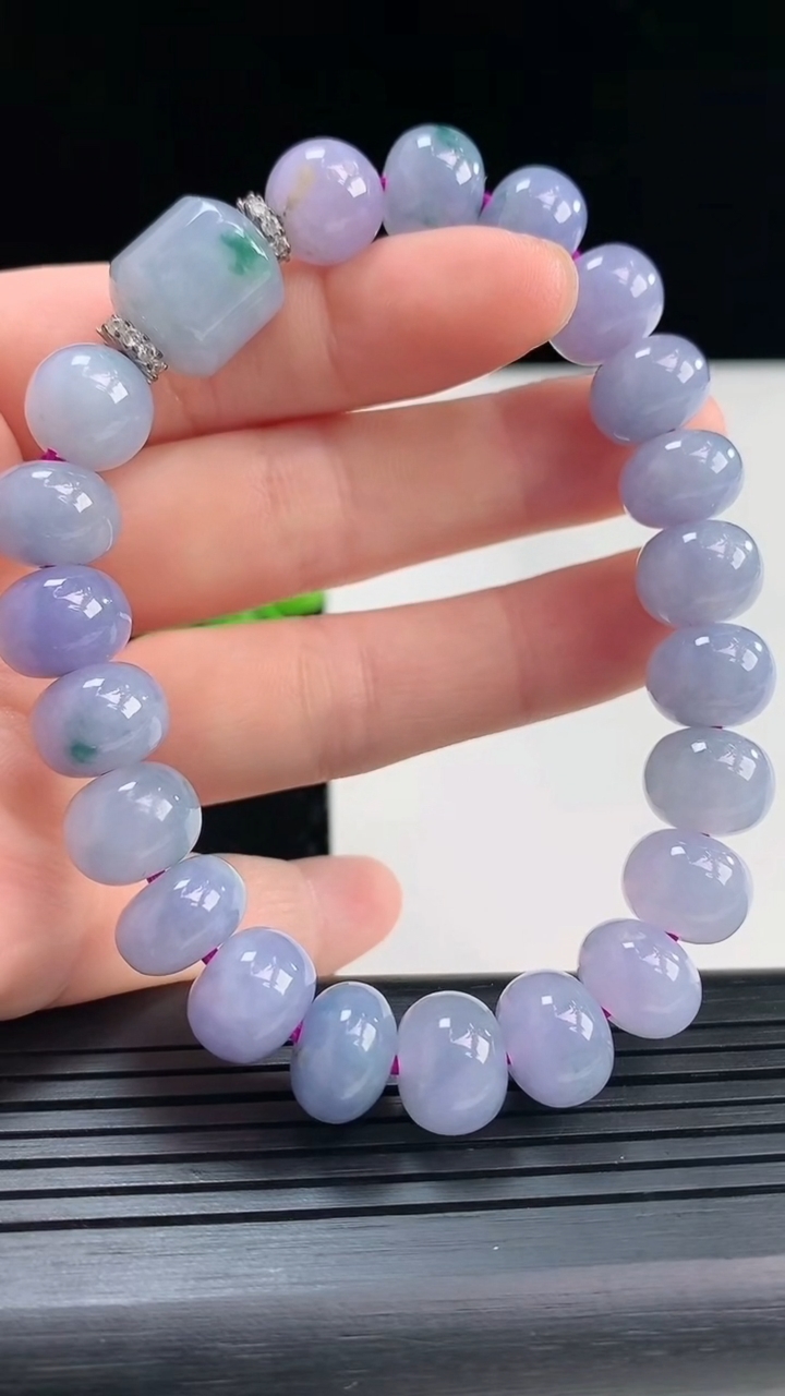 天然A货翡翠紫罗兰算盘珠手串尺寸9.9-8.1-21颗重量:41.00g4月19日
工厂直销收藏佳品,种好水足，色泽均匀，有种有色，上手高大气！