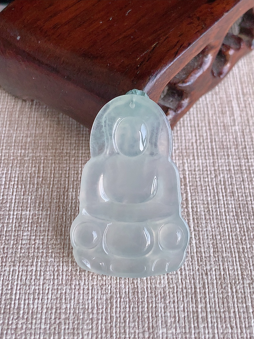 天然A货翡翠晴水正装观音吊坠 
尺寸34.6-22.7-3.5mm 重量5.3g 0418
