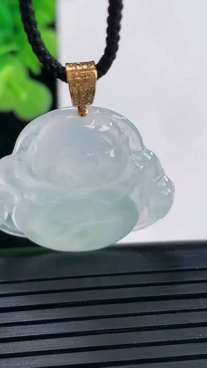 天然A货翡翠种飘花佛公吊坠尺寸28.4-30.6-5.9重量:7.12g
4月19日