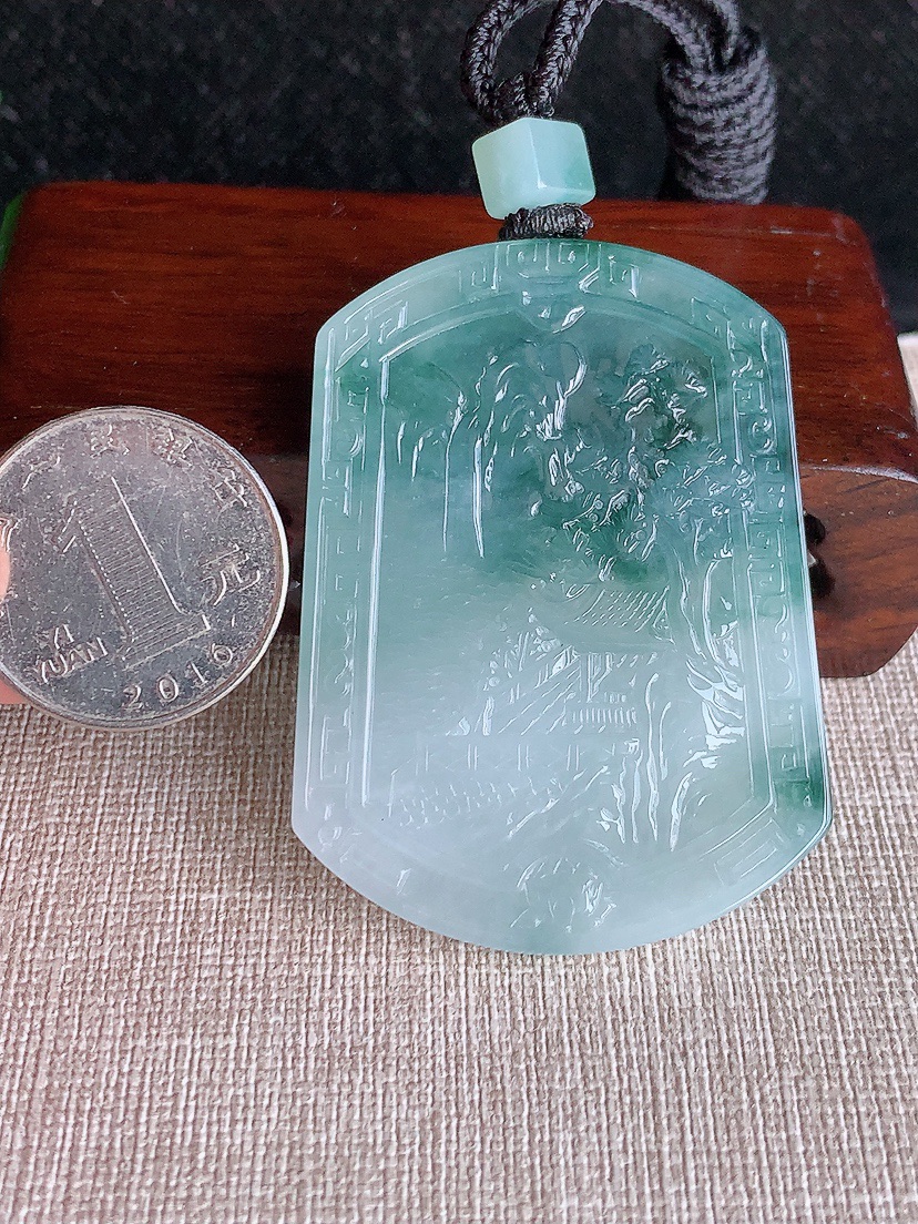 天然A货翡翠飘花意境山水牌吊坠 
尺寸55-41-5.5mm 重量37.15g 0418