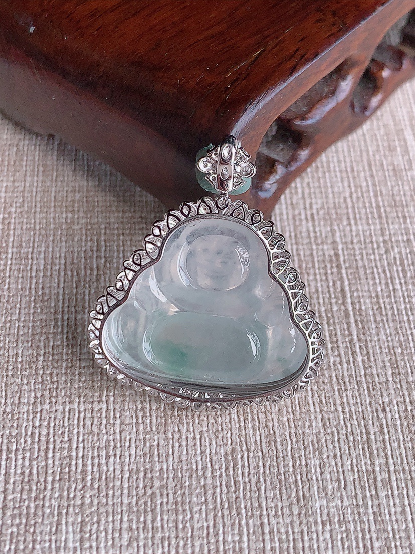 天然A货翡翠18K金伴钻镶嵌飘花佛公吊坠 
尺寸32-27.4-9.8裸石20-24.8mm 重量5