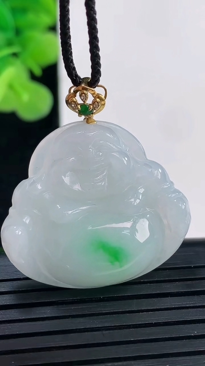 天然A货翡翠佛公吊坠尺寸26.3-30.1-6.5重量:7.77g
4月19日