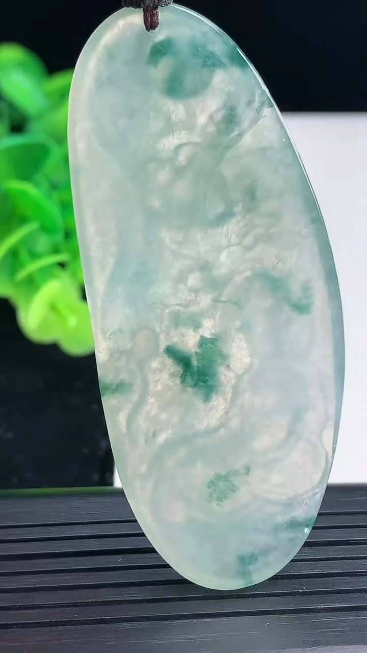 天然A货翡翠冰种飘花观音菩萨吊坠尺寸66.9-28.8-5.6重量:21.75g
4月19日