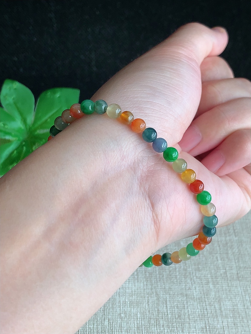 天然A货翡翠多彩圆珠佛珠手串40颗 
尺寸4.5mm 重量9.78g 0418