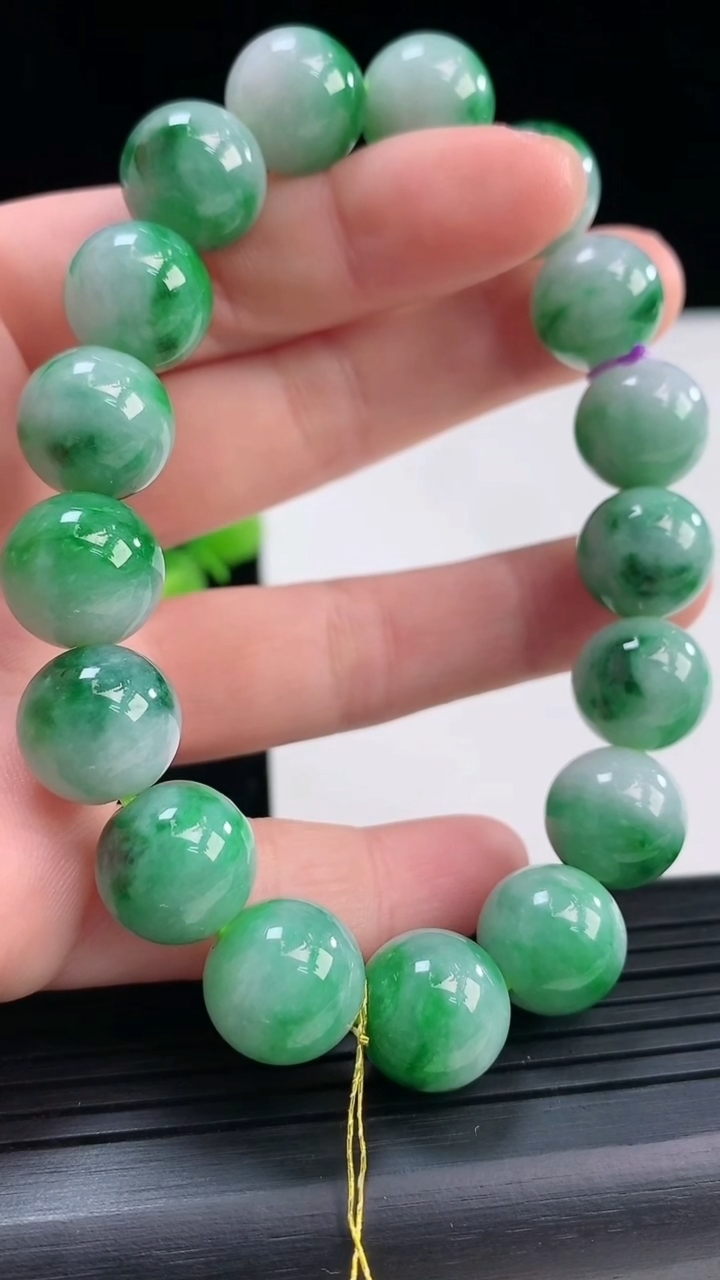 天然A货翡翠圆珠手串尺寸12.1-17颗重量:53.55g4月19日
工厂直销收藏佳品,种好水足，色