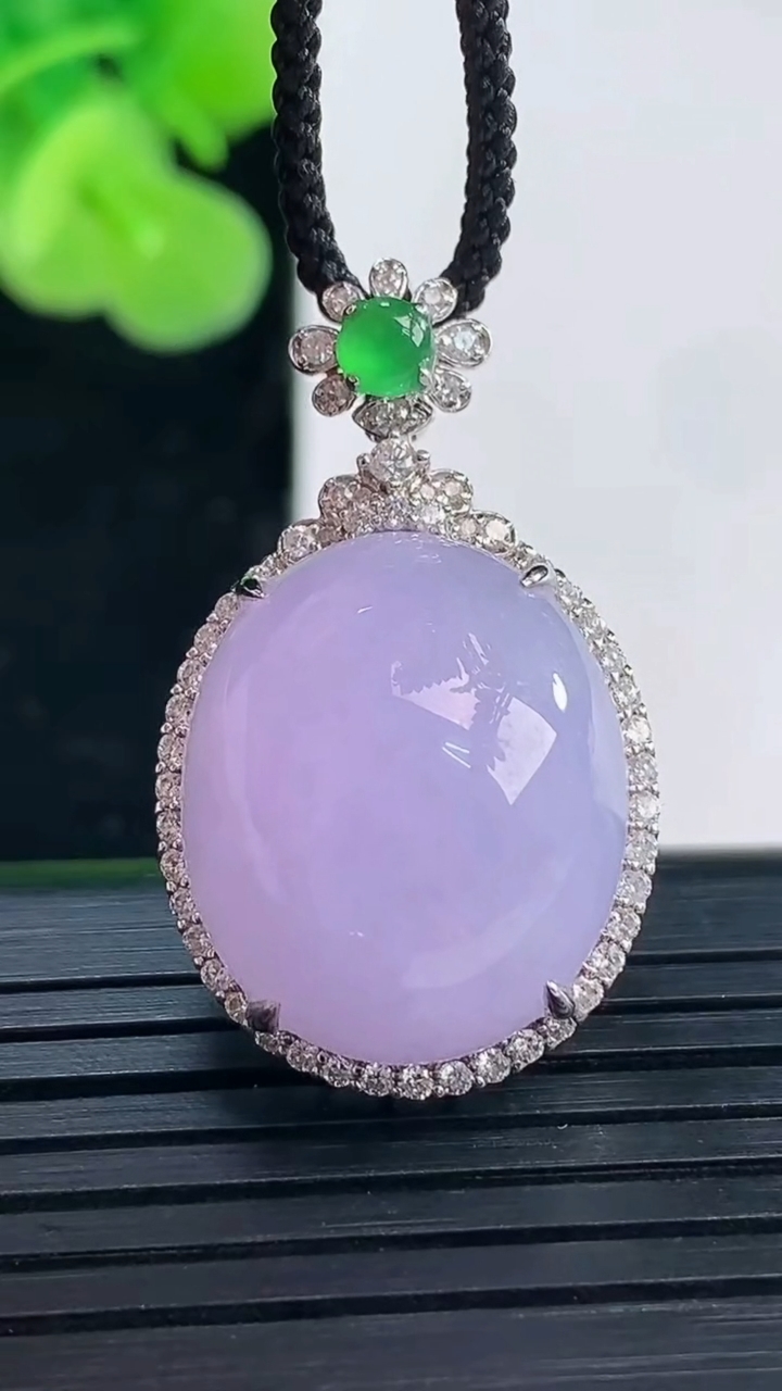 天然A货翡翠18K金紫罗兰蛋面吊坠尺寸30.8-18.3-12.8裸石18.8-15.8重量:7.53g
4月19日