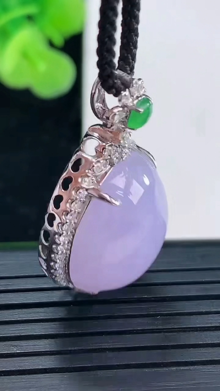 天然A货翡翠18K金紫罗兰蛋面吊坠尺寸30.8-18.3-12.8裸石18.8-15.8重量:7.53g
4月19日