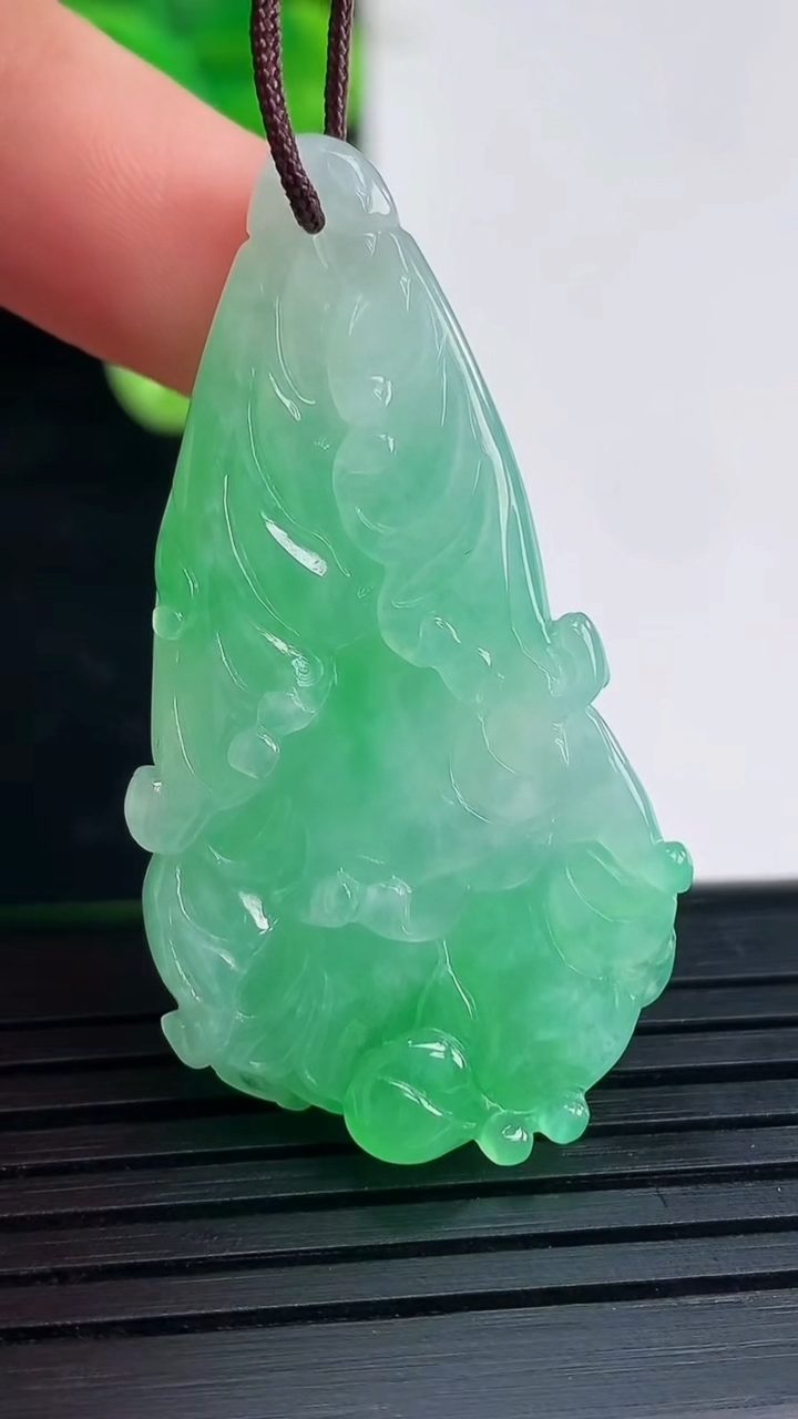 天然A货翡翠白菜吊坠尺寸43.6-23.6-8.6重量:10.99g
4月19日