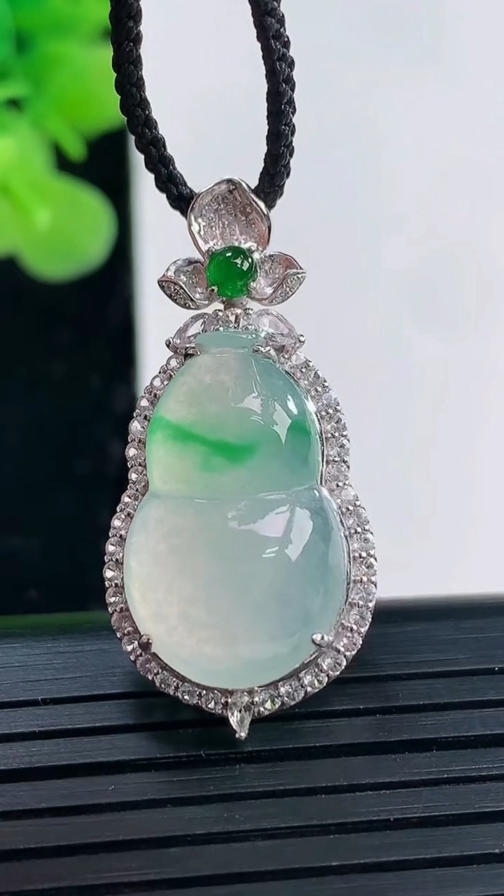 天然A货翡翠葫芦吊坠尺寸33.2-16-10.5裸石20.1-12.6重量:4.96g
4月19日