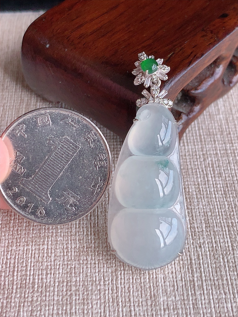 天然A货翡翠18K金伴钻镶嵌飘花四季豆福豆平安豆吊坠 
尺寸45.8-34-16-8mm 重量6.64g 0418