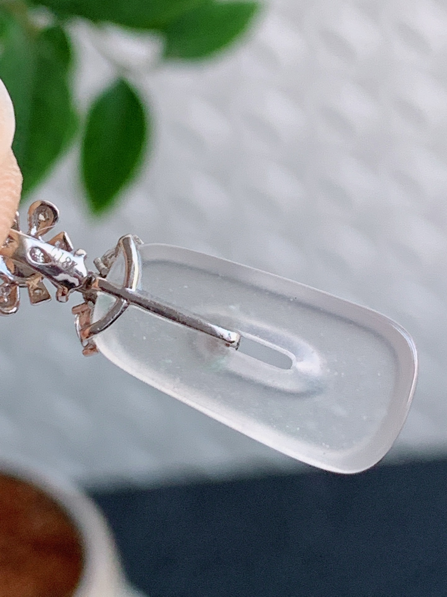 天然A货翡翠18K金镶嵌白冰白月光平安环吊坠 
尺寸27-18.8-9.2-2.6mm 重量1.96g 0418