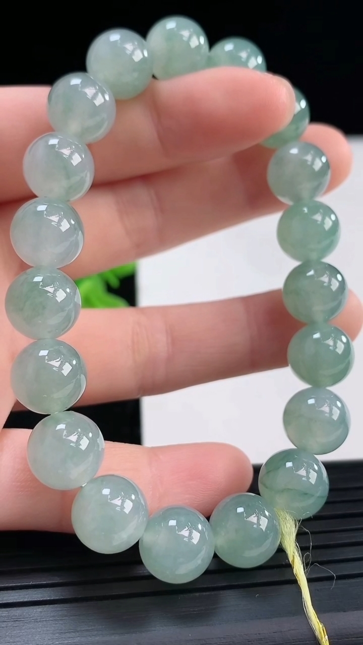 天然A货翡翠飘花圆珠手串尺寸10.1-19颗重量:34.51g4月19日
工厂直销收藏佳品,种好水足