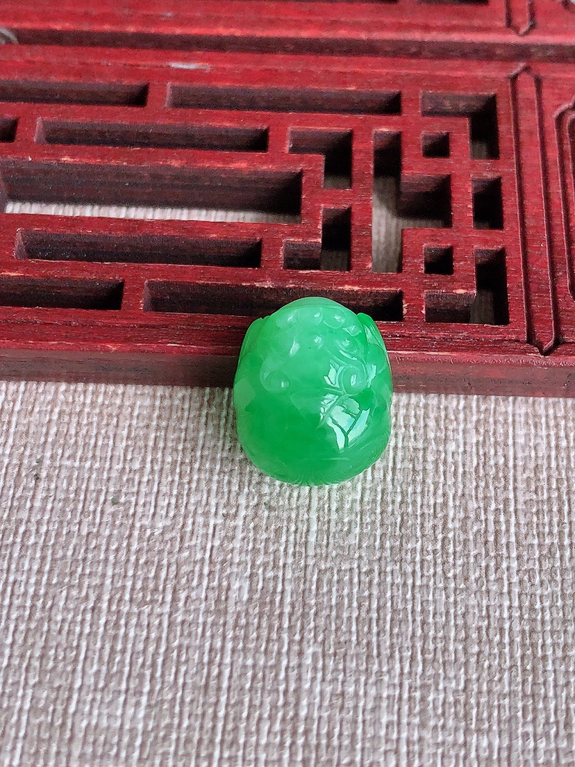 天然A货翡翠满绿招财貔貅镶嵌件 
尺寸14.8-12.8-10.4mm 重量4.10g 0418