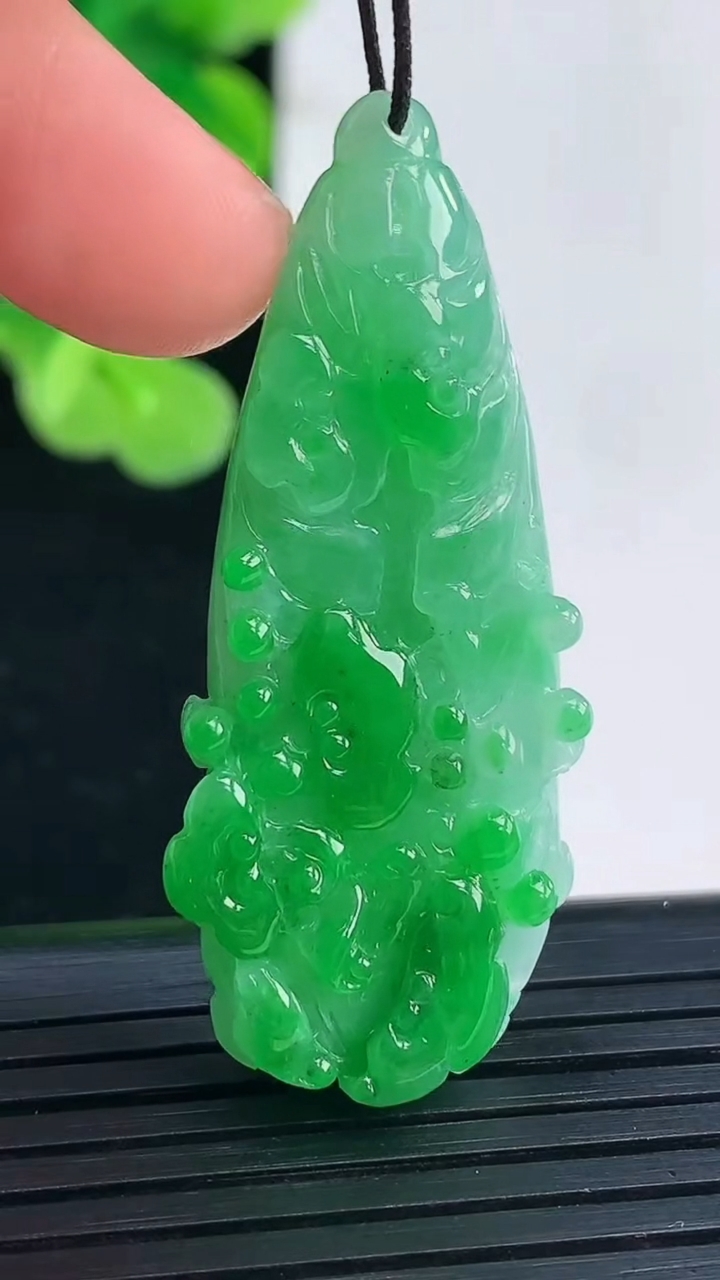 天然A货翡翠白菜吊坠尺寸44.8-20-8.2重量:12.05g
4月19日