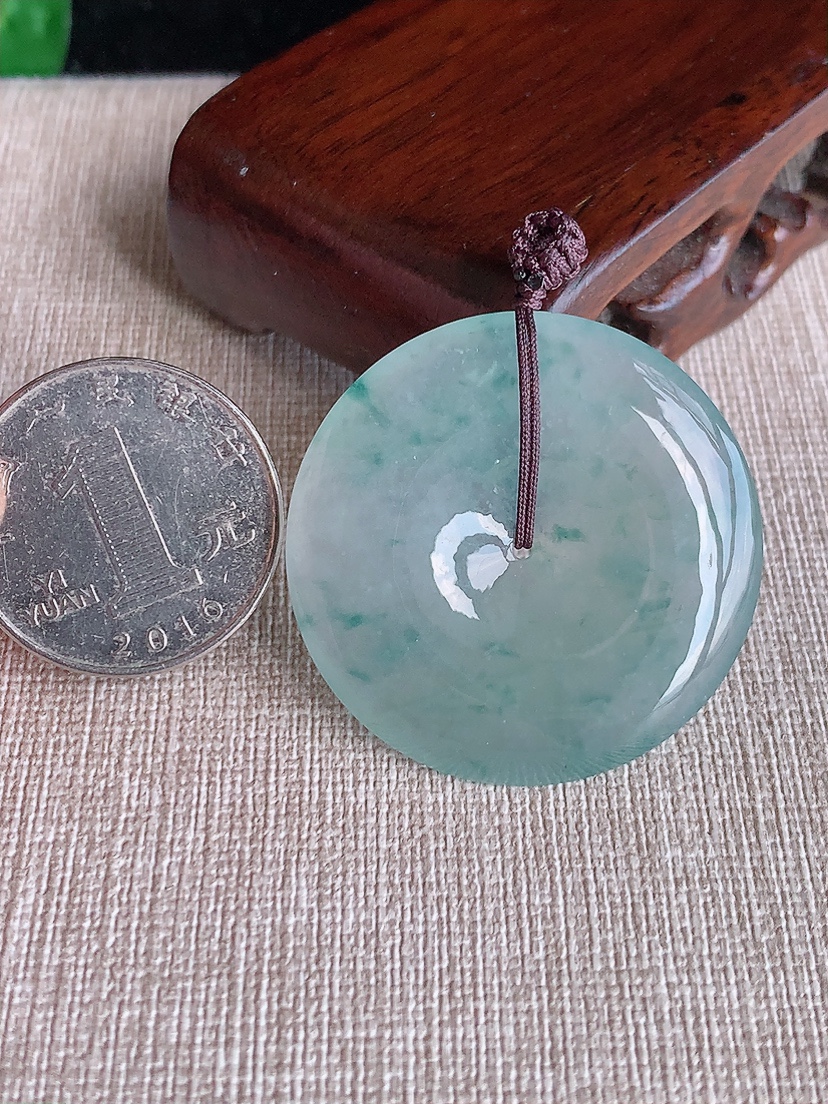 天然A货翡翠飘花大件平安扣吊坠 
尺寸36-5.6mm 重量15.68g 0418