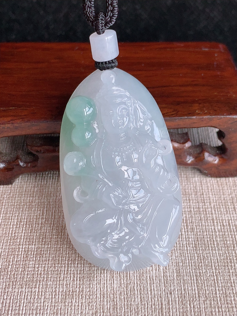 天然A货翡翠飘花自在观音吊坠 
尺寸52.3-31-11.5mm 重量41.58g 0418
