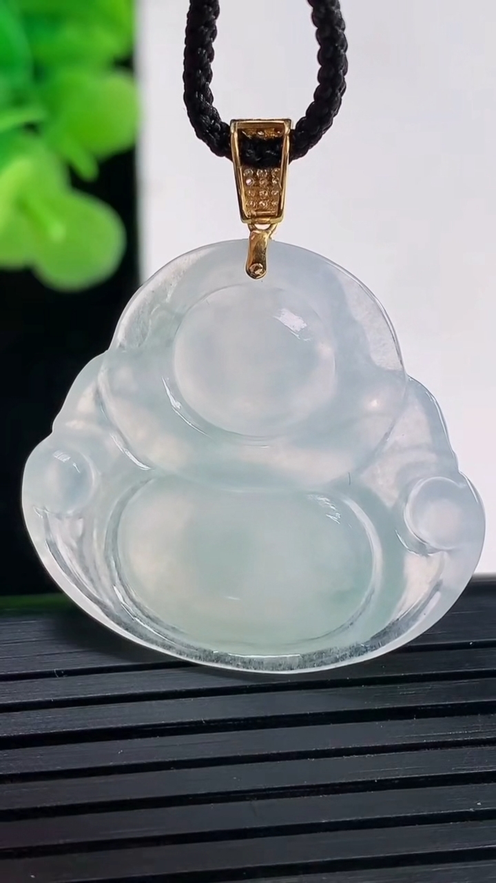 天然A货翡翠种飘花佛公吊坠尺寸28.4-30.6-5.9重量:7.12g
4月19日