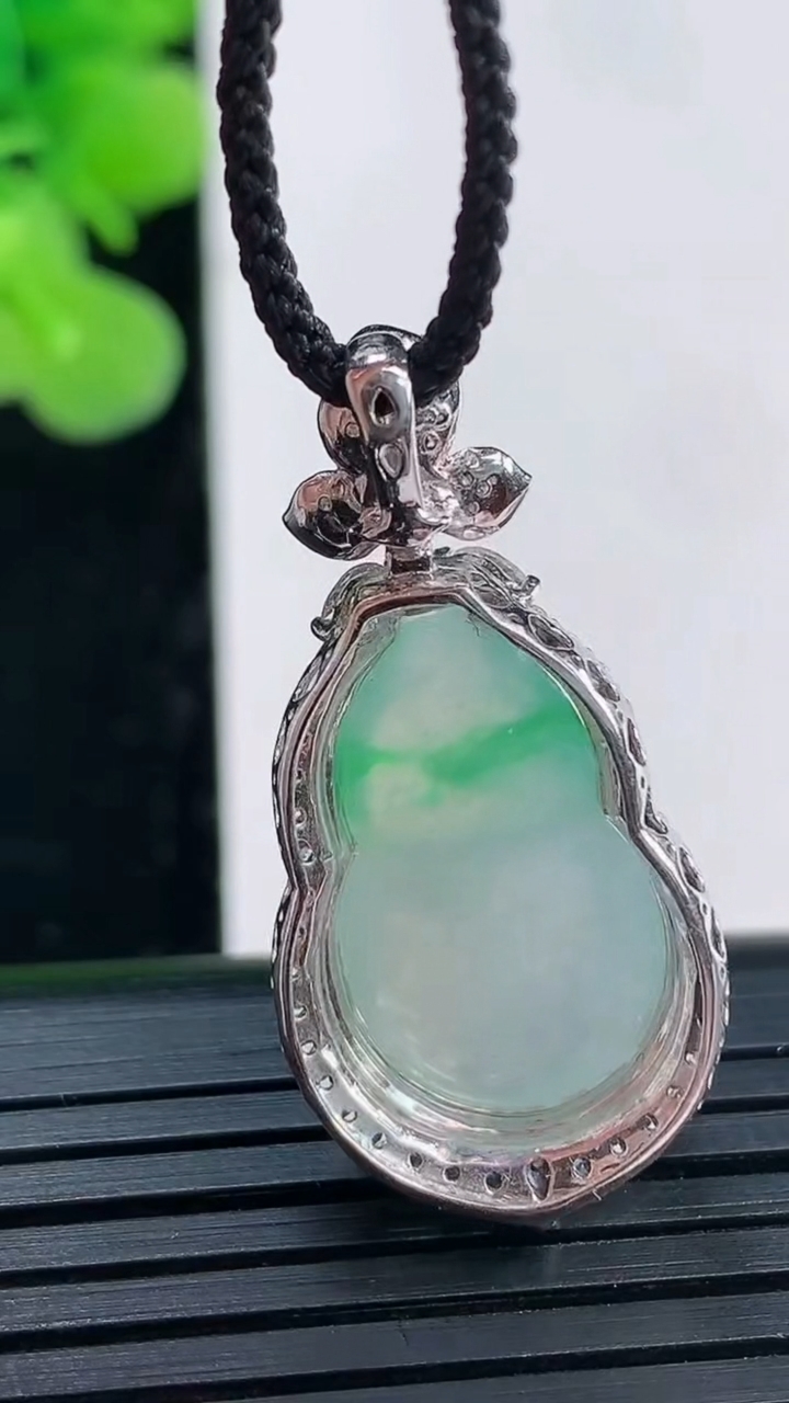 天然A货翡翠葫芦吊坠尺寸33.2-16-10.5裸石20.1-12.6重量:4.96g
4月19日