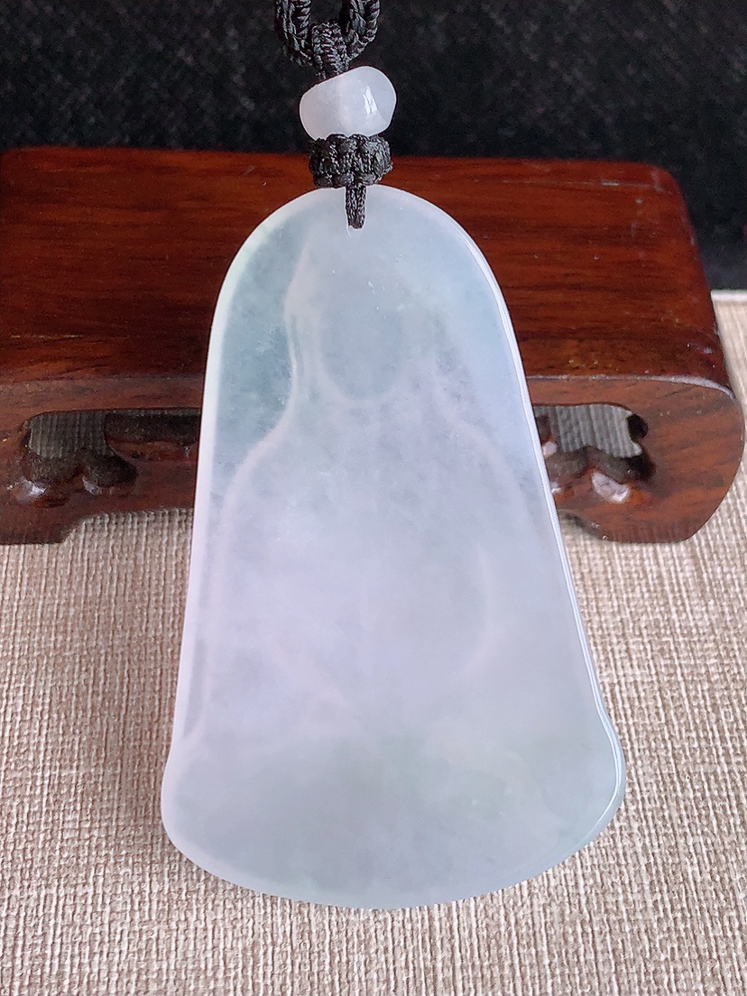 天然A货翡翠白冰白月光大势至菩萨吊坠 
尺寸64.6-42-6.5mm 重量39.06g 0418