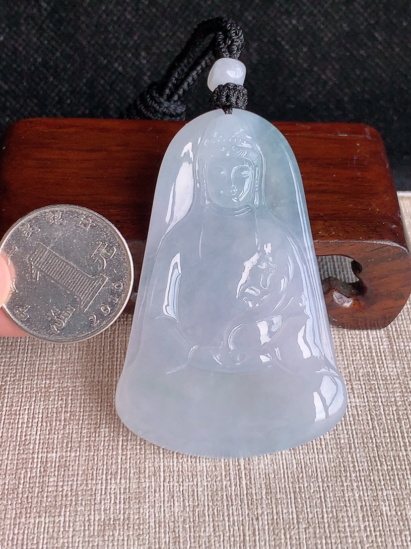 天然A货翡翠白冰白月光大势至菩萨吊坠 
尺寸64.6-42-6.5mm 重量39.06g 0418